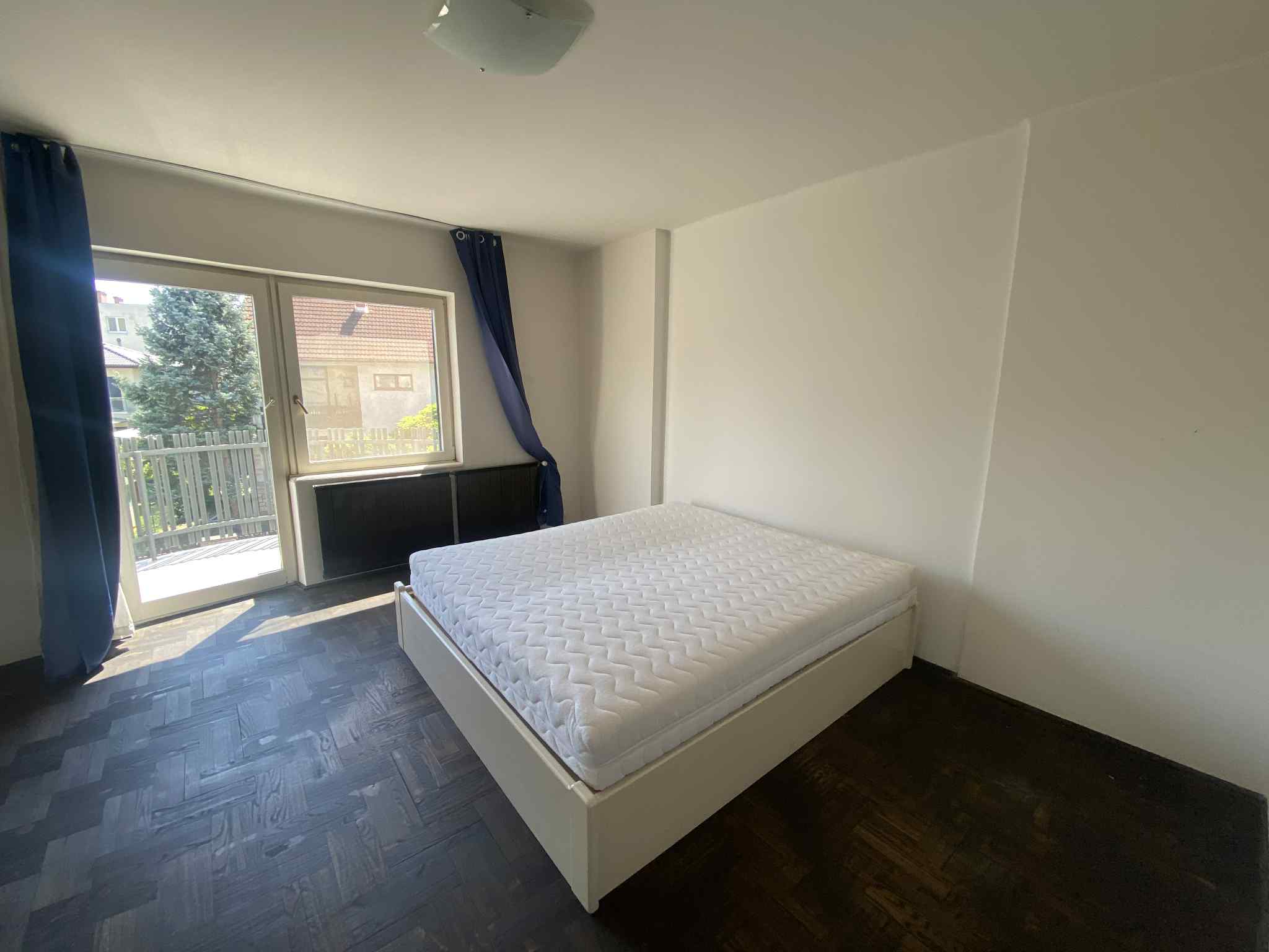 Spacious Room with Walk-in Closet – 6 Minutes from University