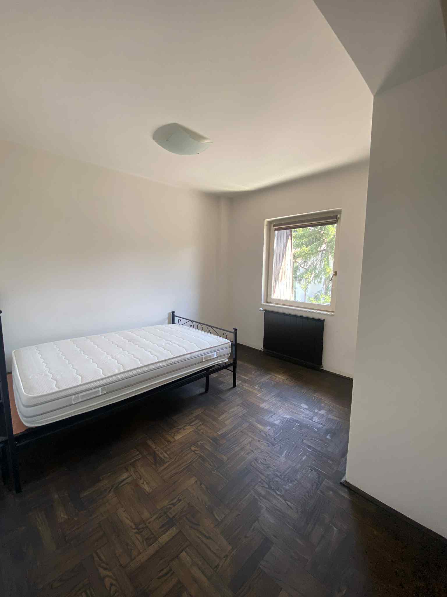Spacious Room with Walk-in Closet – 6 Minutes from University 2